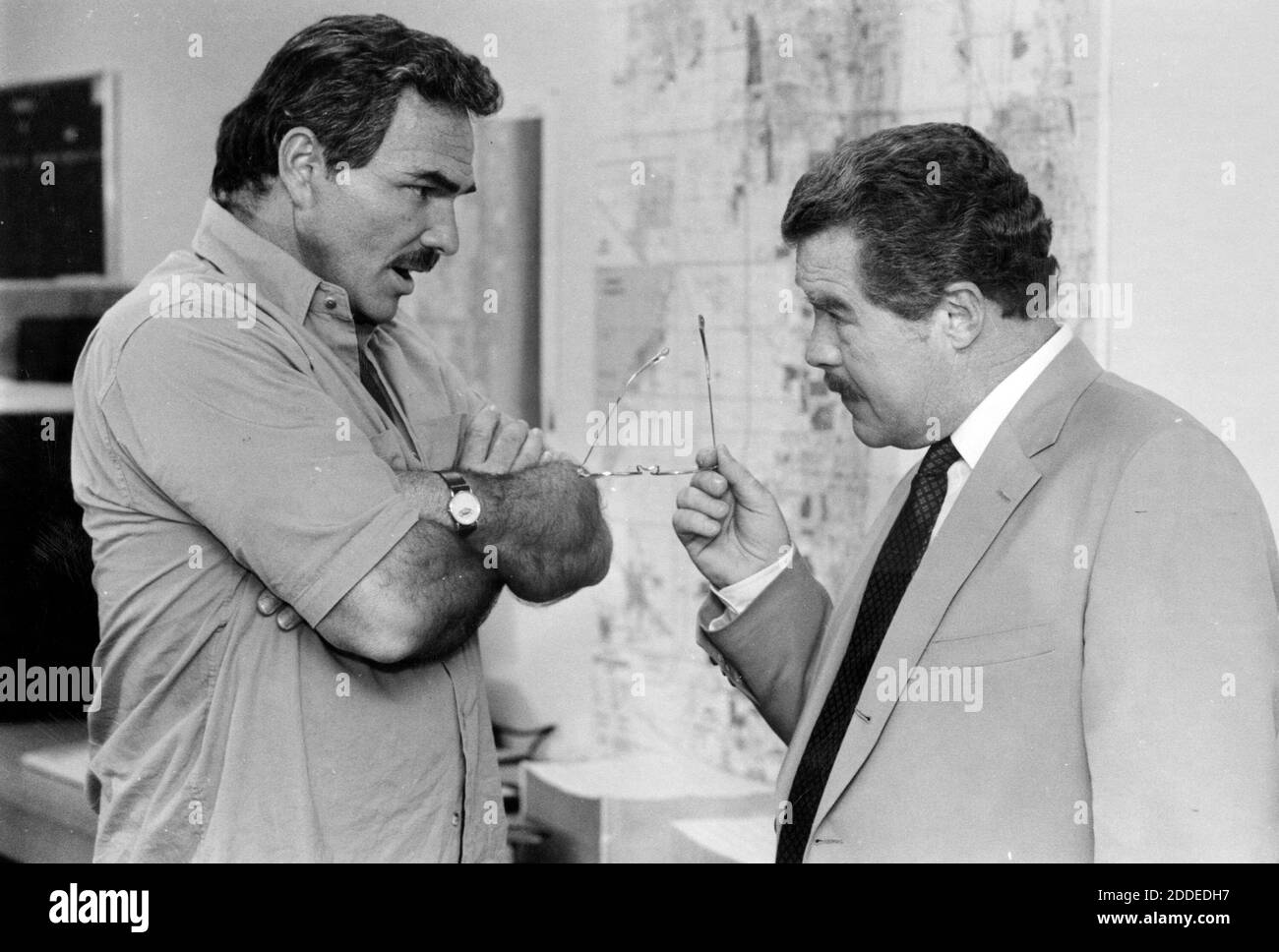 PAS DE FILM, PAS DE VIDÉO, PAS de TV, PAS DE DOCUMENTAIRE - photo de fichier - Burt Reynolds et Michael O. Smith, en tant que chef de la police de Palm Beach, sur l'ensemble du nouveau spectacle de Burt le 17 novembre 1988. Burt Reynolds, le film Heartthrob des années 1970 et le candidat à l'Oscar, est décédé à l'âge de 82 ans. Il serait décédé dans un hôpital de Floride d'une crise cardiaque avec sa famille à ses côtés. Photo de Jim Virga/Sun Sentinel/TNS/ABACAPRESS.COM Banque D'Images PAS DE FILM, PAS DE VIDÉO, PAS de TV, PAS DE DOCUMENTAIRE - photo de fichier - Burt Reynolds et Michael O. Smith, en tant que chef de la police de Palm Beach, sur l'ensemble du nouveau spectacle de Burt le 17 novembre 1988. Burt Reynolds, le film Heartthrob des années 1970 et le candidat à l'Oscar, est décédé à l'âge de 82 ans. Il serait décédé dans un hôpital de Floride d'une crise cardiaque avec sa famille à ses côtés. Photo de Jim Virga/Sun Sentinel/TNS/ABACAPRESS.COM Banque D'Images