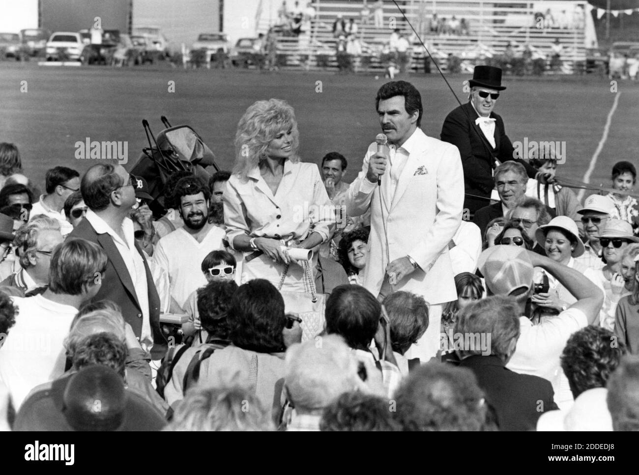 PAS DE FILM, PAS DE VIDÉO, PAS de TV, PAS DE DOCUMENTAIRE - photo de fichier - Burt Reynolds et sa petite amie Loni Anderson à Royal Palm Polo à Boca Raton, Floride, le 15 1987 mars. Burt Reynolds, le film Heartthrob des années 1970 et le candidat à l'Oscar, est décédé à l'âge de 82 ans. Il serait décédé dans un hôpital de Floride d'une crise cardiaque avec sa famille à ses côtés. Photo d'Anne Ryan/Sun Sentinel/TNS/ABACAPRESS.COM Banque D'Images PAS DE FILM, PAS DE VIDÉO, PAS de TV, PAS DE DOCUMENTAIRE - photo de fichier - Burt Reynolds et sa petite amie Loni Anderson à Royal Palm Polo à Boca Raton, Floride, le 15 1987 mars. Burt Reynolds, le film Heartthrob des années 1970 et le candidat à l'Oscar, est décédé à l'âge de 82 ans. Il serait décédé dans un hôpital de Floride d'une crise cardiaque avec sa famille à ses côtés. Photo d'Anne Ryan/Sun Sentinel/TNS/ABACAPRESS.COM Banque D'Images