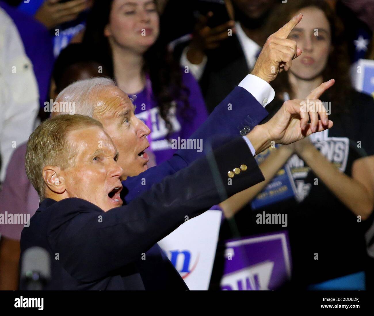 PAS DE FILM, PAS DE VIDÉO, PAS de TV, PAS DE DOCUMENTAIRE - le sénateur Bill Nelson, à gauche, et l'ancien vice-président Joe Biden répondent aux partisans applaudisants comme Biden a tête d'un rassemblement pour les démocrates dans le centre-ville d'Orlando, FL, États-Unis, le mardi 23 octobre 2018. Les Floridiens vont aux urnes pour les élections de mi-mandat dans deux semaines. Photo de Joe Burbank/Orlando Sentinel/TNS/ABACAPRESS.COM Banque D'Images