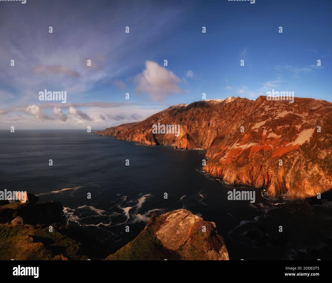 Paysages de montagnes irlandaises dans des conditions de lumière étonnantes Banque D'Images