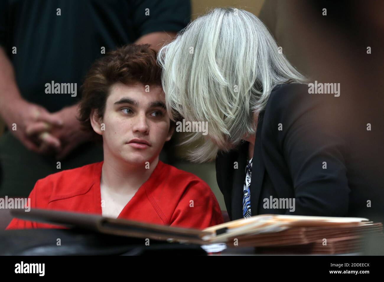 PAS DE FILM, PAS DE VIDÉO, PAS de télévision, PAS DE DOCUMENTAIRE - le tireur de l'école Parkland Nikolas Cruz parle avec son avocat de la défense Diane Cuddihy lors d'une audience au palais de justice de Broward à fort Lauderdale le mardi 27 novembre 2018. Photo par Amy Beth Bennett/South Florida Sun Sentinel/TNS/ABACAPRESS.COM Banque D'Images