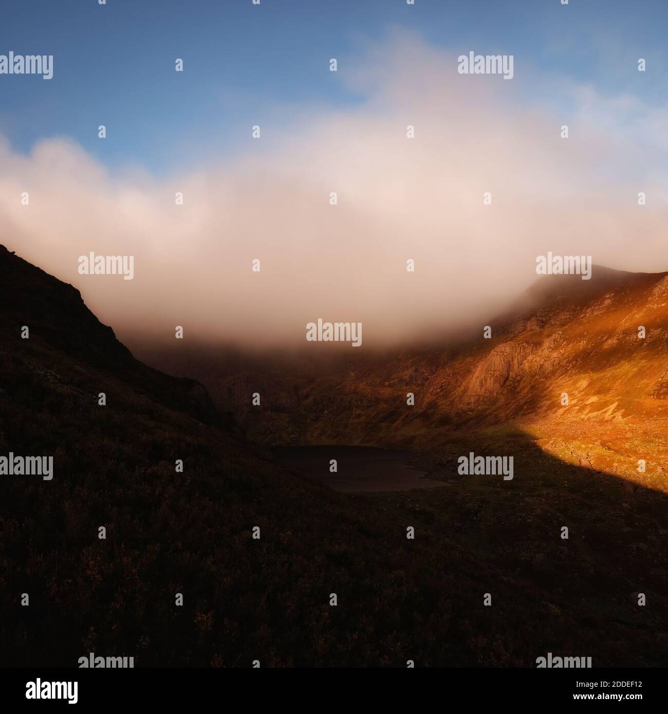Paysages de montagnes irlandaises dans des conditions de lumière étonnantes Banque D'Images