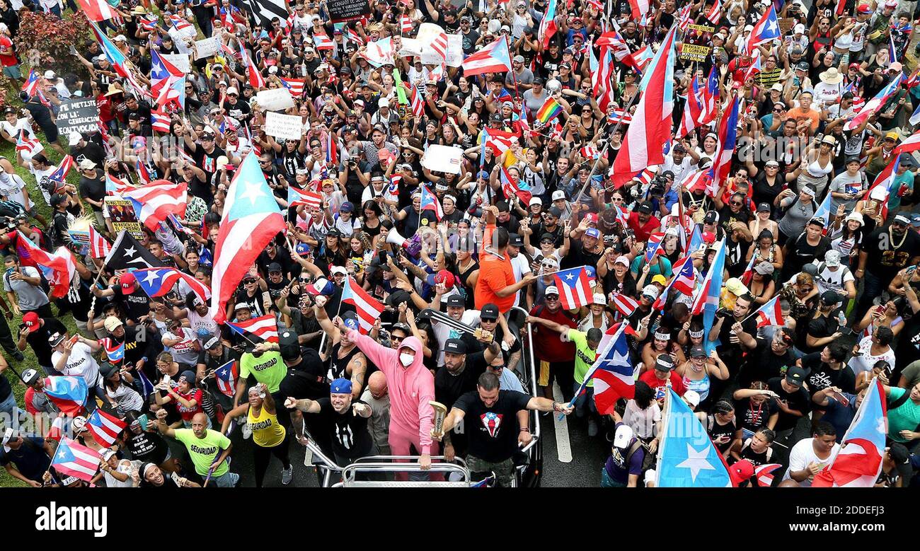 PAS DE FILM, PAS DE VIDÉO, PAS de TV, PAS DE DOCUMENTAIRE - les artistes Residente et Bad Bunny se sont joints à une marche le long de F.D. Roosevelt avenue un jour après que le gouverneur de Porto Rico, Ricardo 'Ricky' Antonio Rossello Nevares, a annoncé qu'il allait démissionner à compter du 2 août, après 13 jours de manifestations dans tout Porto Rico, le mercredi 25 juillet 2019. Photo par Pedro Portal/Miami Herald/TNS/ABACAPRESS.COM Banque D'Images