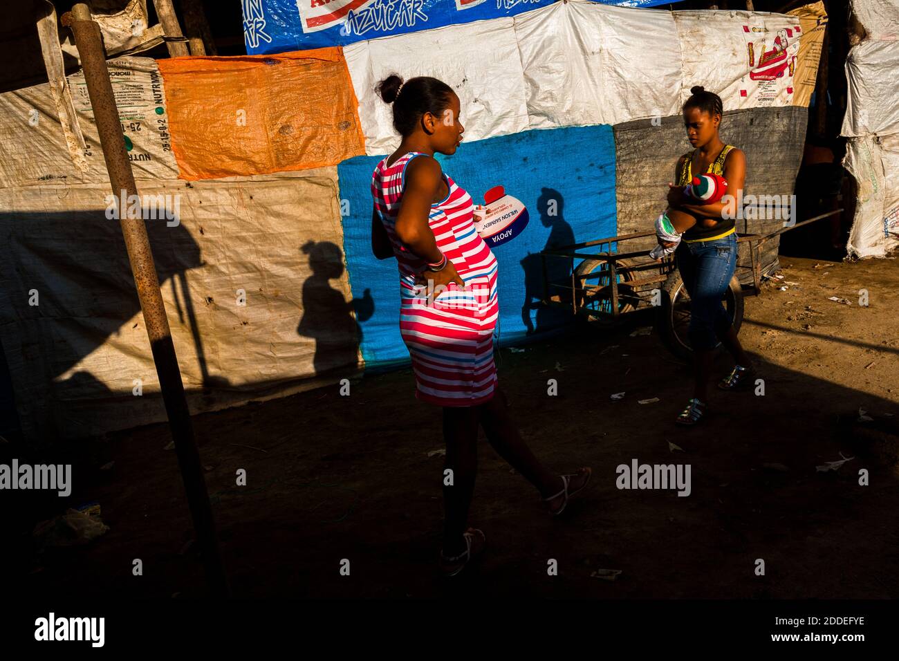 De jeunes mères colombiennes se promontent dans l'arène de Corralejas, un festival rural de corrida qui s'est tenu à Soplaviento, en Colombie. Banque D'Images