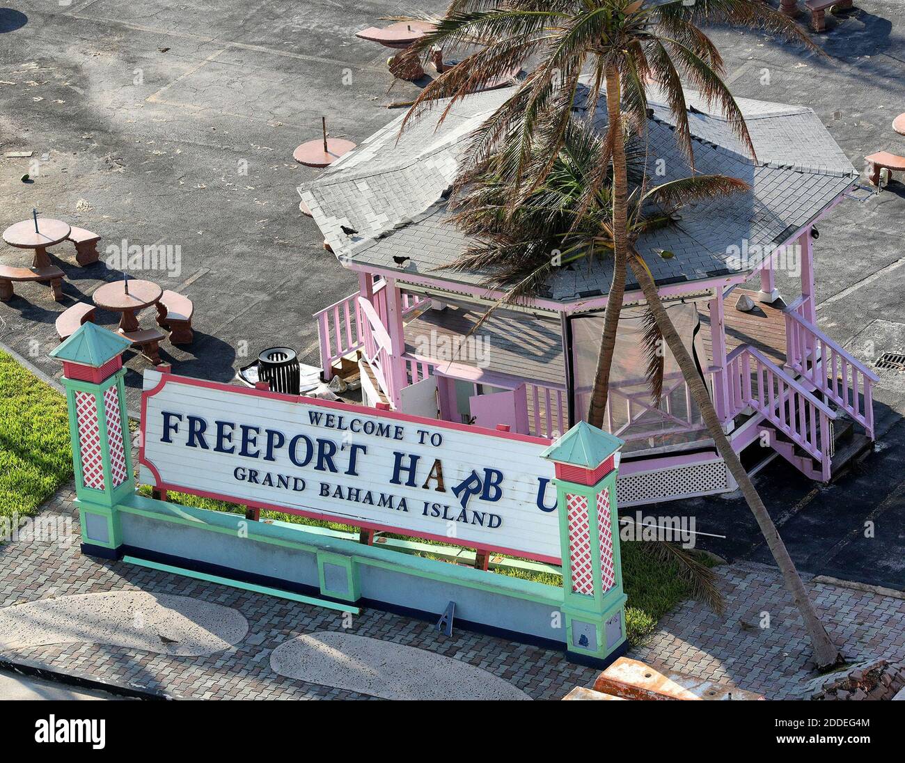 PAS DE FILM, PAS DE VIDÉO, PAS de télévision, PAS DE DOCUMENTAIRE - UNE vue du signe de bienvenue du port de Freeport vu du bateau de croisière Mariner of the Seas de la Royal Caribbean après son arrivée à Freeport, Bahamas, le samedi 7 septembre 2019. Le navire a livré 10,000 repas et des milliers de caisses d'eau en bouteille à Freeport à la suite de l'ouragan Dorian. Photo de Joe Burbank/Orlando Sentinel/TNS/ABACAPRESS.COM Banque D'Images