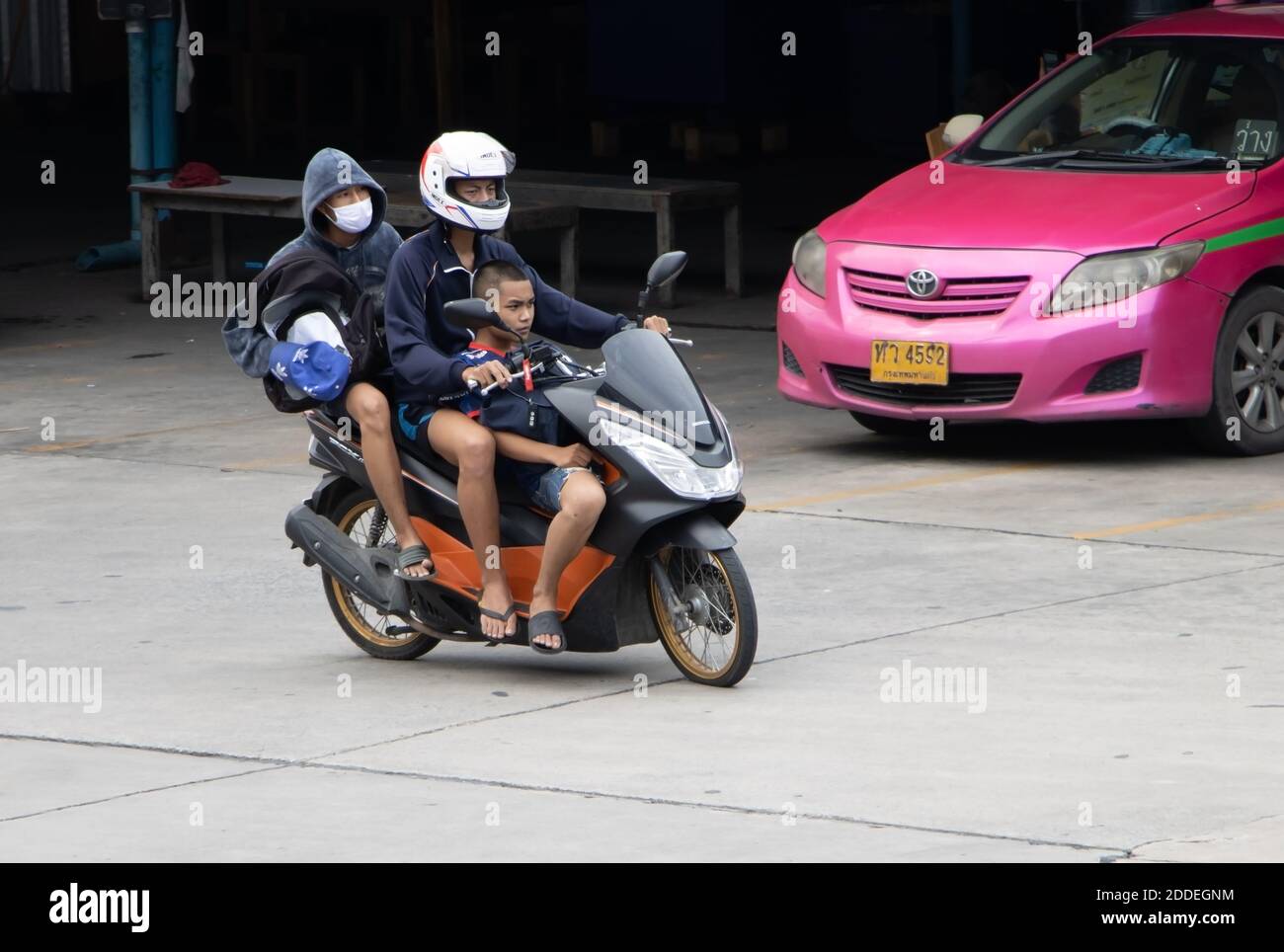 SAMUT PRAKAN, THAÏLANDE, JUL 24 2020, UN groupe de personnes se déplace sur une moto Banque D'Images