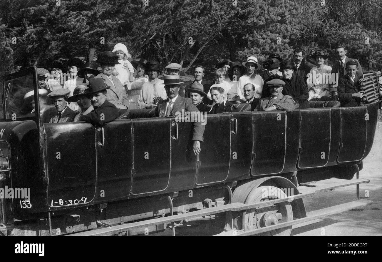 AJAXNETPHOTO. 1930 (ENVIRON). EMPLACEMENT INCONNU. - UN CHARABANC REMPLI DE VOYAGEURS SE DIRIGEANT POUR UNE EXCURSION. PHOTOGRAPHE:INCONNU © IMAGE NUMÉRIQUE COPYRIGHT AJAX VINTAGE PICTURE LIBRARY SOURCE: AJAX VINTAGE PICTURE LIBRARY COLLECTION REF:133IB309 8 Banque D'Images