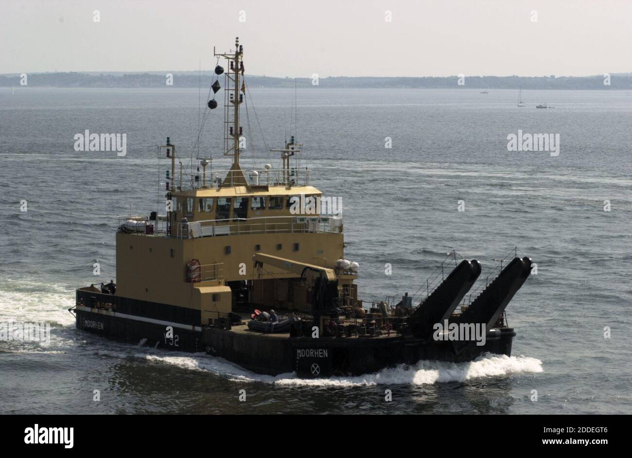 AJAXNETPHOTO. MAI 2004. PORTSMOUTH, ANGLETERRE. - BATEAU DE TRAVAIL - PAS BUOYAGE ET LUMIÈRES NAVIRE DE RÉCUPÉRATION ET DE RÉPARATION MOORHEN ENTRANT DANS LE PORT. PHOTO:JONATHAN EASTLAND/AJAX REF:D41705 0249 Banque D'Images