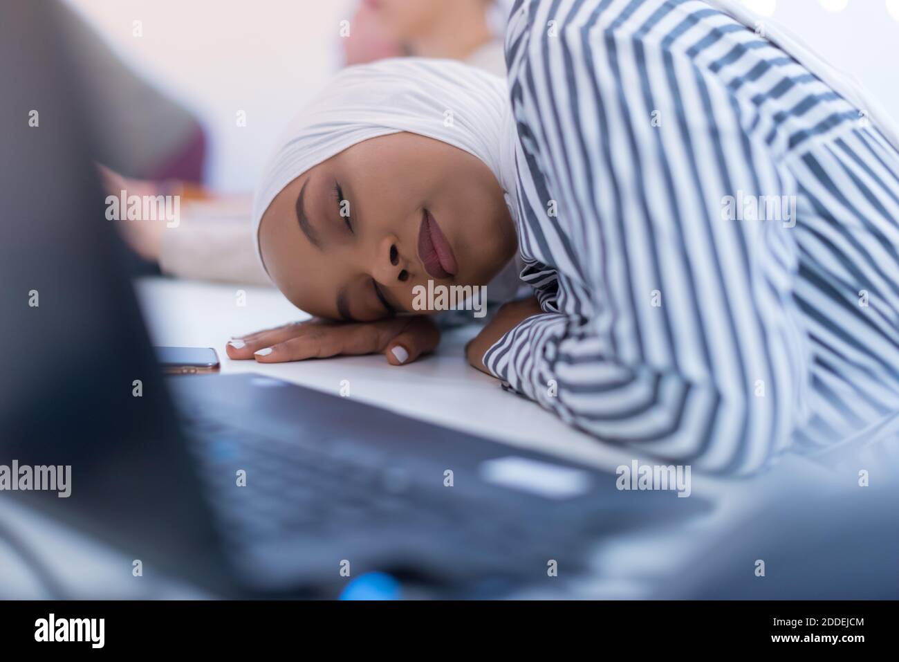 Femme d'affaires musulmane africaine se sentant mal souffrant de maux de tête migraine touchant le front pendant le travail, contrariée femme noire employé frustré par Banque D'Images