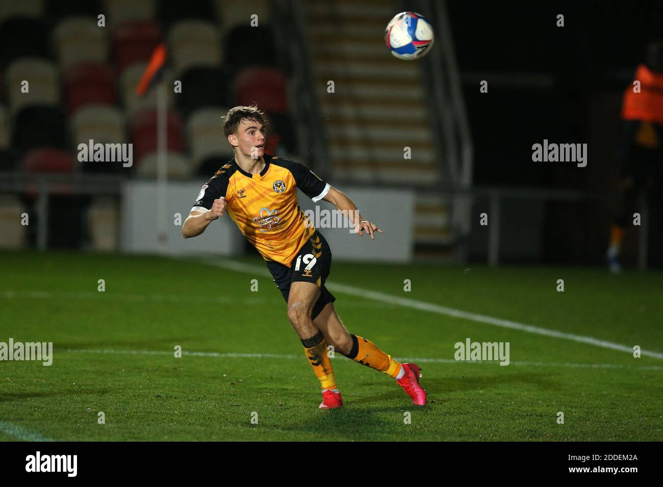 Newport, Royaume-Uni. 24 novembre 2020. Scott Twine, du comté de Newport, tente un cueilleur à l'objectif. EFL football League Two Match, Newport County v Walsall à Rodney Parade à Newport, pays de Galles, le mardi 24 novembre 2020. Cette image ne peut être utilisée qu'à des fins éditoriales. Utilisation éditoriale uniquement, licence requise pour une utilisation commerciale. Aucune utilisation dans les Paris, les jeux ou les publications d'un seul club/ligue/joueur. photo par Andrew Orchard/Andrew Orchard sports Photography/Alamy Live News crédit: Andrew Orchard sports Photography/Alamy Live News Banque D'Images