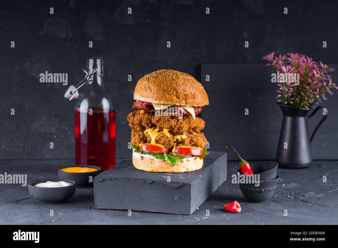 hamburger de poulet avec fromage et sauce Banque D'Images hamburger de poulet avec fromage et sauce Banque D'Images