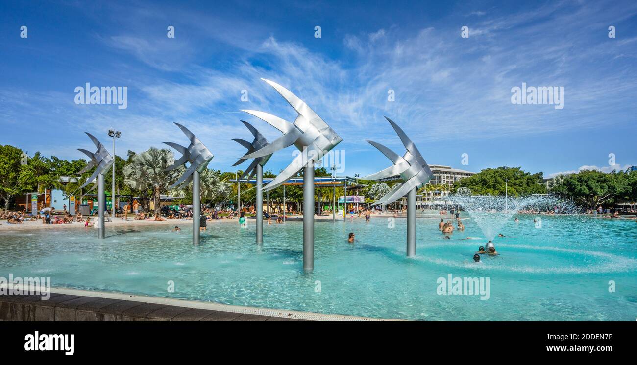 Sculptures de poissons tissés emblématiques à l'Esplanade Lagoon de Cairns, dans le nord du Queensland, en Australie Banque D'Images