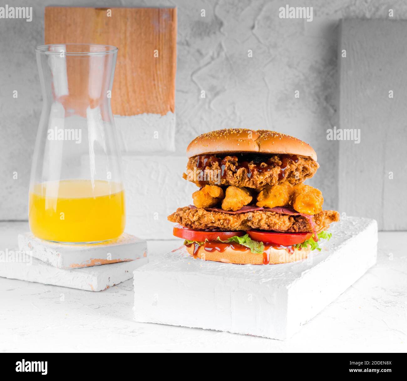 hamburger de poulet avec fromage et sauce Banque D'Images hamburger de poulet avec fromage et sauce Banque D'Images