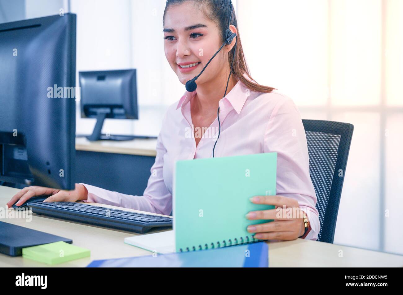 Jeunes femmes de service à la clientèle agent avec des micro-casques et ordinateur travaillant au bureau. Concept d'opérateur professionnel. Banque D'Images