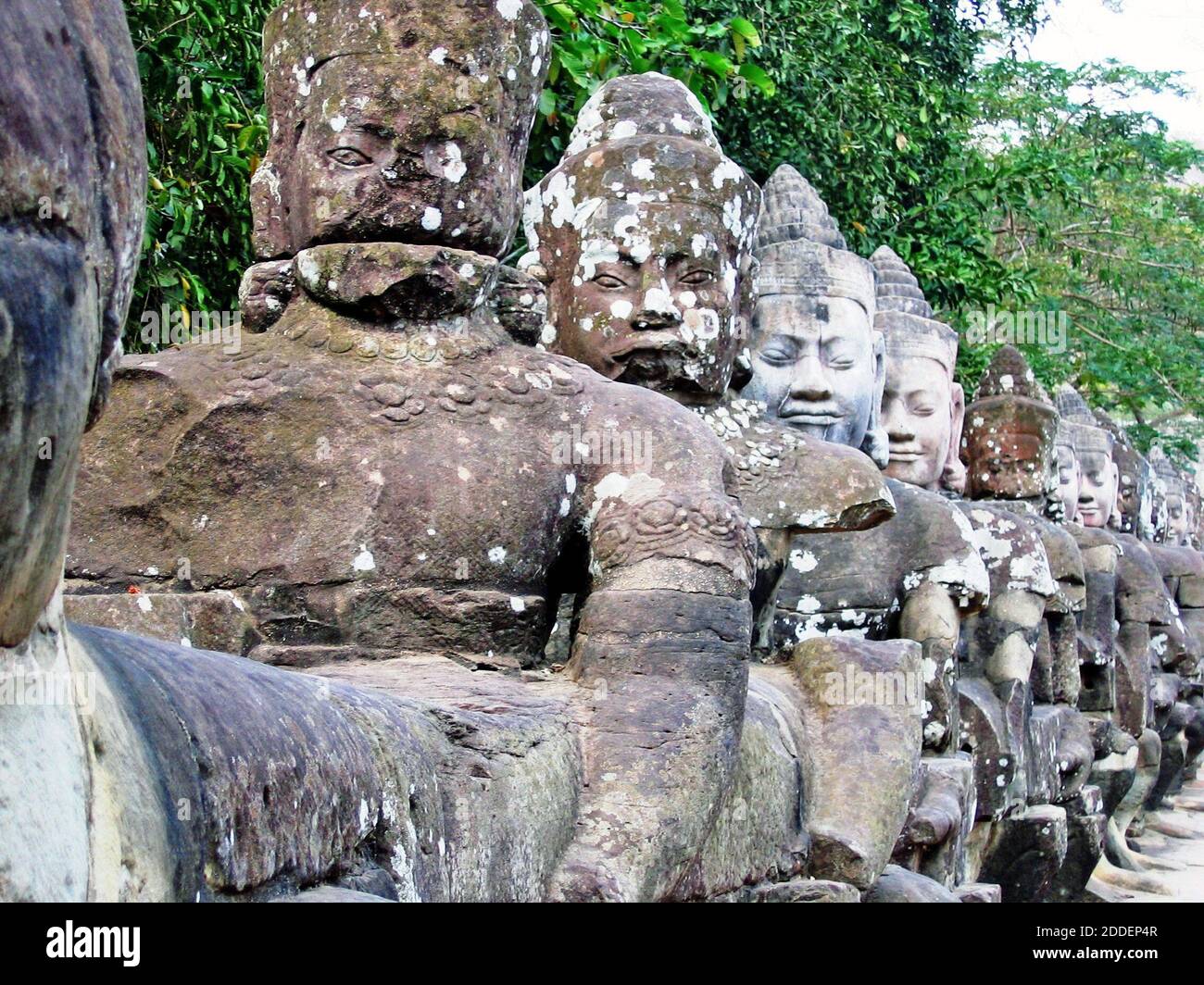 Devas, ou démigods, sont des icônes que l'on trouve dans le complexe d'Angkor Thom près de Siem Reap, au Cambodge. Angkor Thom, avec Angkor Wat, couvre plus de 400 hectares et est considéré comme le plus grand monument religieux au monde. D'abord un complexe de temple hindou, il est passé à un bouddhiste avec la ville en fin de fonctionnalité en 1431. Le complexe du temple a été redécouvert dans les années 1990 et a été un site archéologique, et une attraction touristique majeure, depuis lors. Les Devas en pierre protègent la chaussée menant à Angkor Thom. Banque D'Images