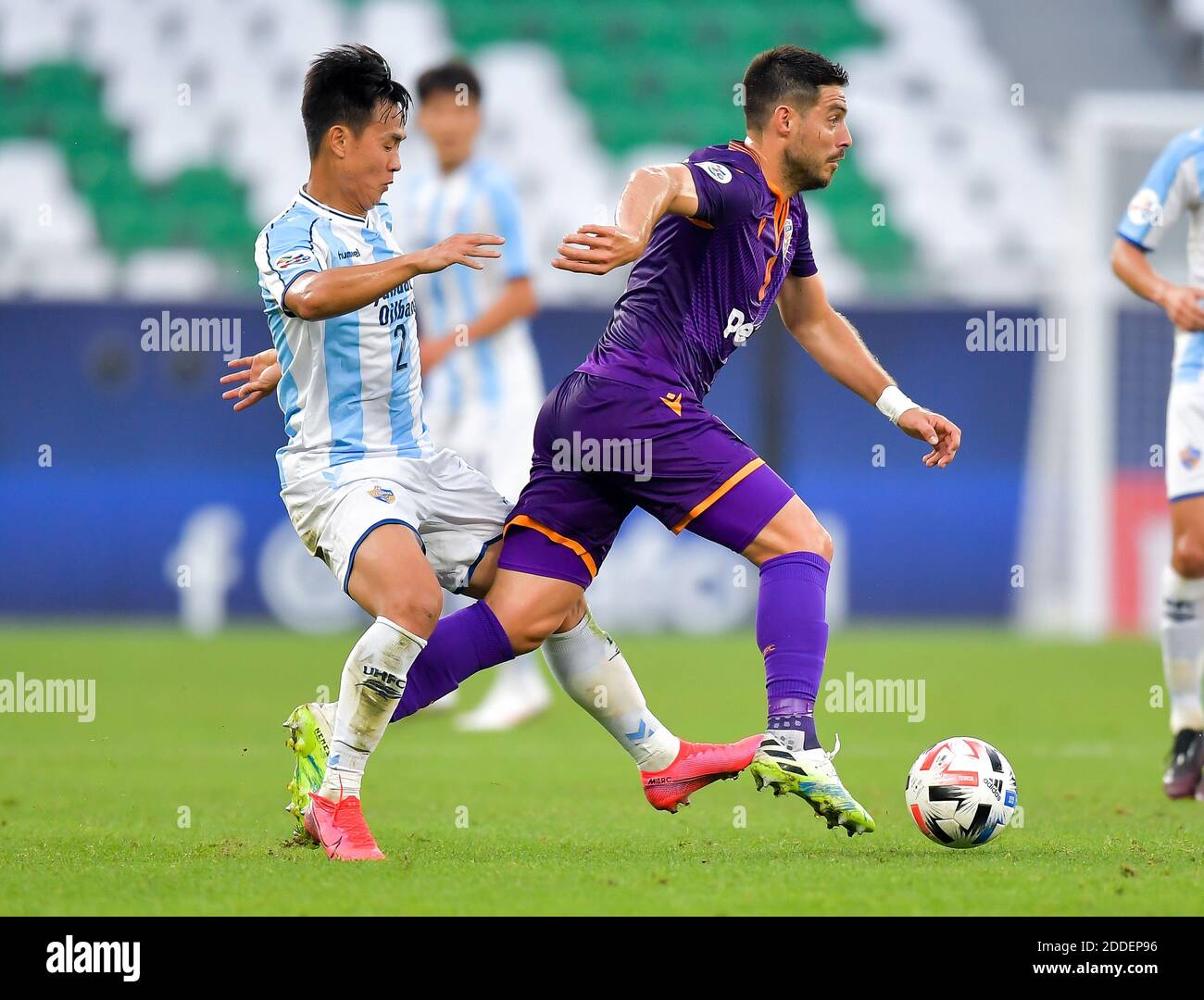 Doha, Qatar. 24 novembre 2020. Jeong Dong-Ho (L) d'Ulsan Hyundai vies avec Bruno Fornaroli de Perth Glory FC lors du match du groupe F entre Ulsan Hyundai de Corée du Sud et Perth Glory FC d'Australie à la AFC Champions League 2020 à Doha, capitale du Qatar, le 24 novembre 2020. Credit: Nikku/Xinhua/Alay Live News Banque D'Images