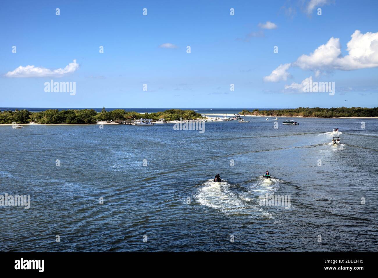 Des bateaux naviguent à travers le New Pass de la baie d'Estero vers l'océan et le parc national Lovers Key, au bord de Bonita Springs et de fort Myers, en Floride. Banque D'Images