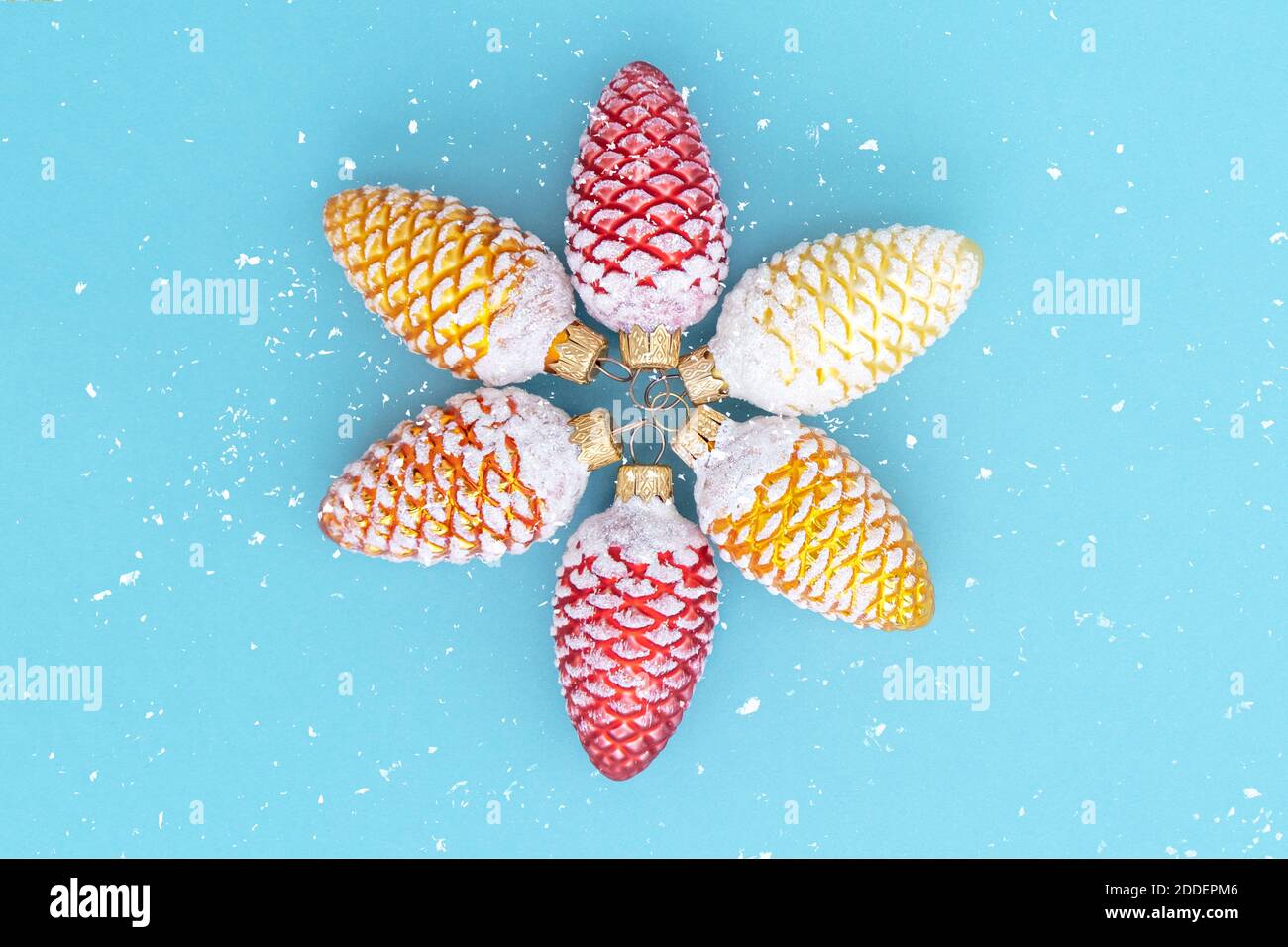 Jouets de Noël cornets colorés sur fond bleu. Concept de Noël. Banque D'Images