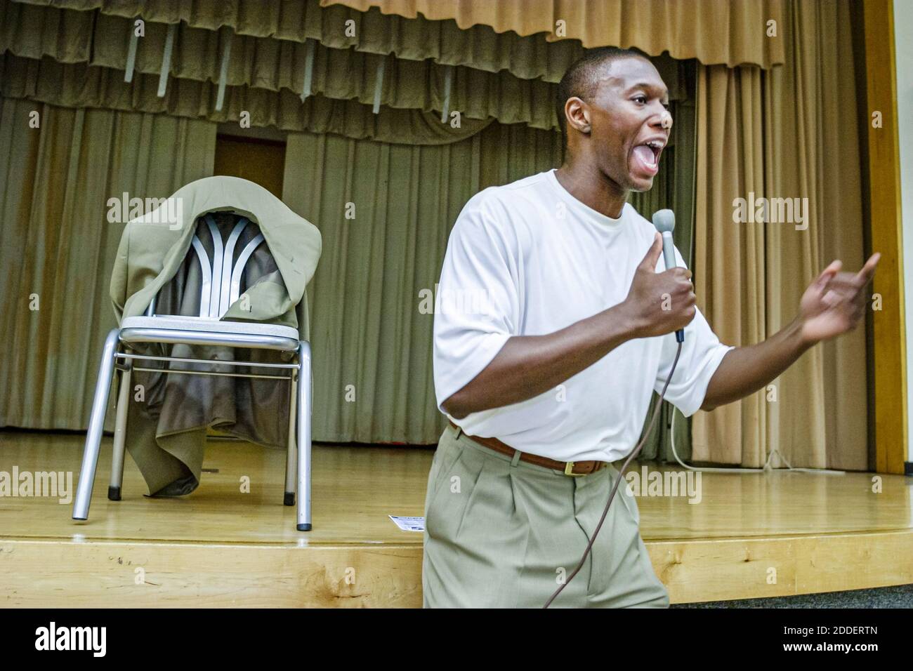 Miami Florida,Little Haiti Miami Edison Senior High School,le conférencier de motivation Patrick Quinn,Black man Speaking Speaks tient le micropho Banque D'Images