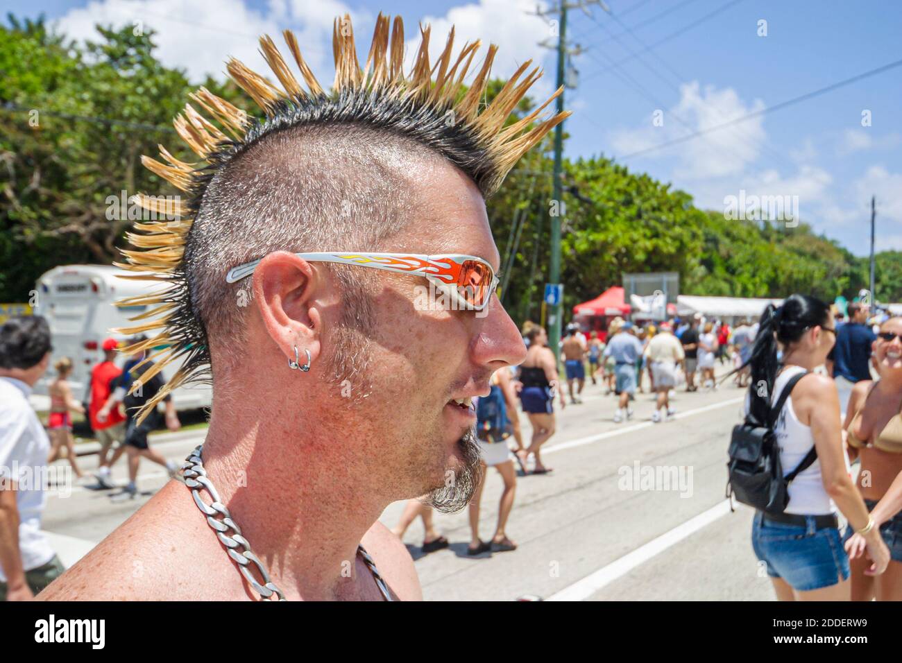 Floride ft. Fort Lauderdale Beach Air & Sea Show militaire, homme homme  homme à pointes cheveux lunettes de soleil Photo Stock - Alamy