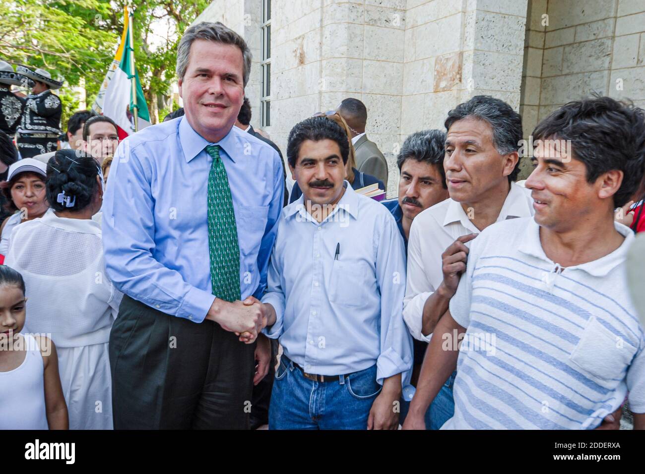 Miami Beach Florida,Collins Park Mexico Cinco de Mayo célébration,Governor Jeb Bush rencontre hispanique hommes secouant la main shakes, Banque D'Images