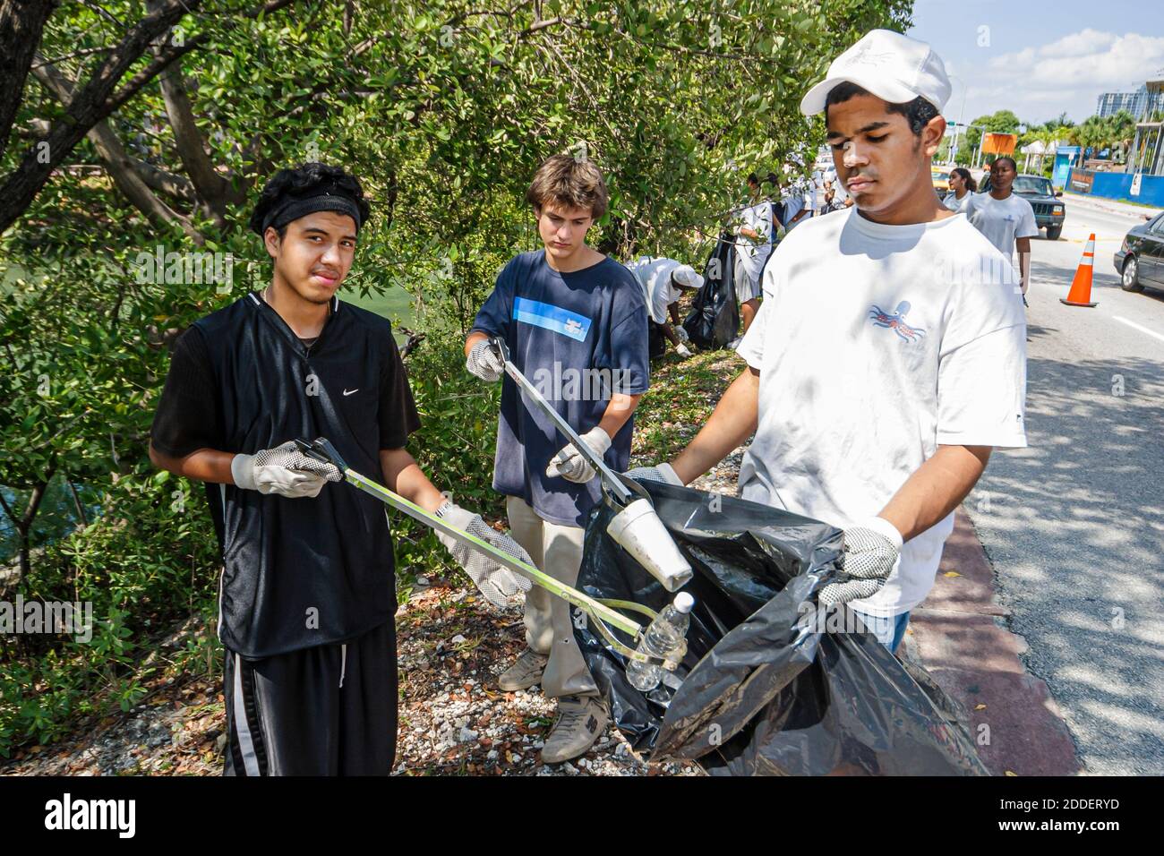 Miami Beach Florida, Dade Canal adolescent adolescents étudiants, les travailleurs du corps d'emploi bénévoles nettoyage hispanique noir collecte de collecte de déchets, garçons plastique Banque D'Images