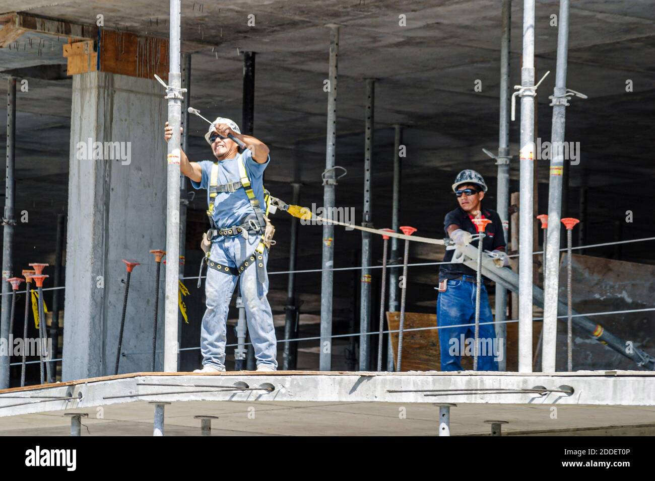 Miami Beach Florida, Dade Boulevard, nouveau chantier en construction ouvrier du bâtiment portant un casque, ceinture de sécurité attachée ligne travail dangereux, Banque D'Images