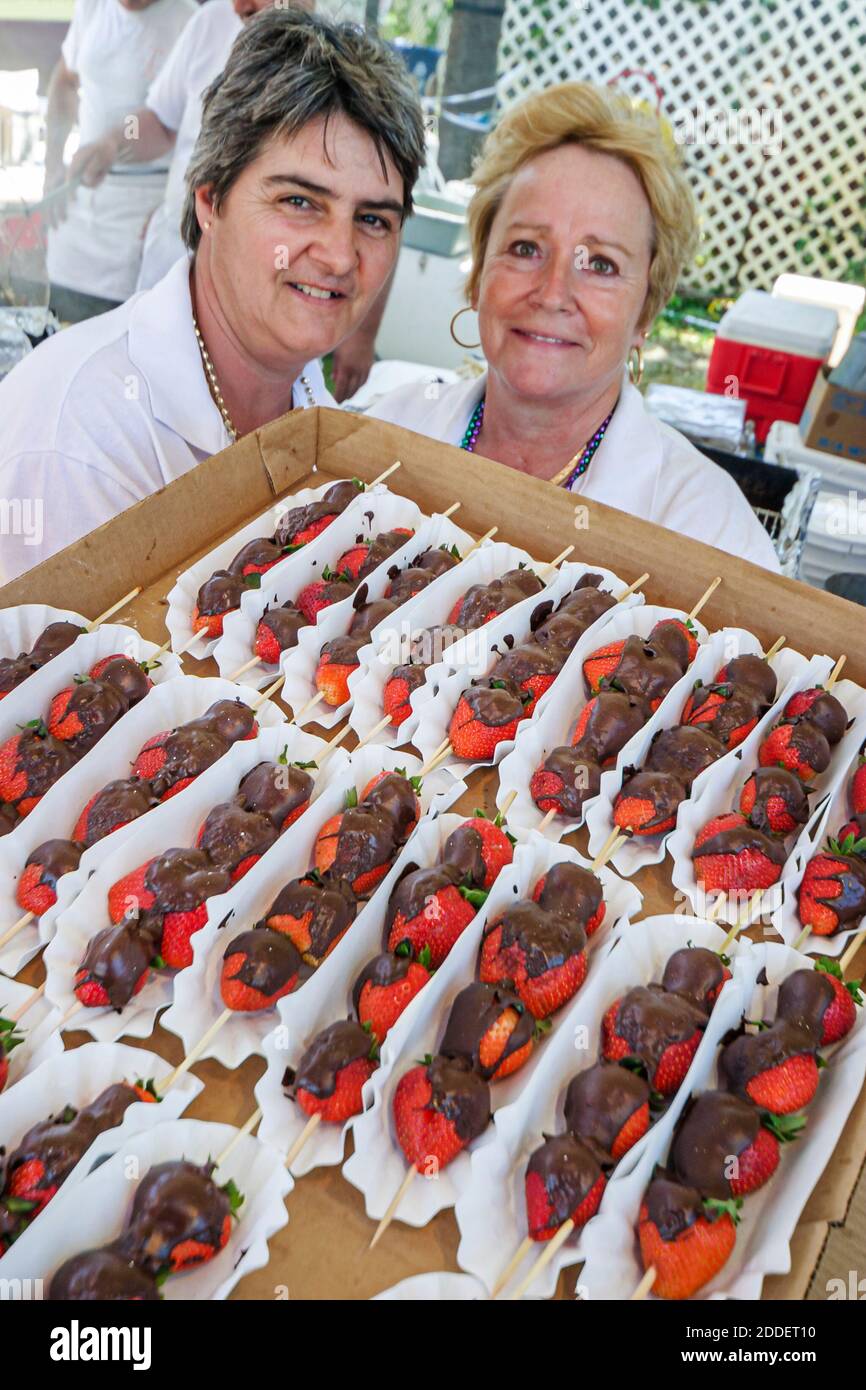 Floride ft. Fort Lauderdale Cajun Zydeco Crawfish Festival, fête foire événement vendeurs de nourriture chocolat fraises couvertes, homme femme couple, Banque D'Images