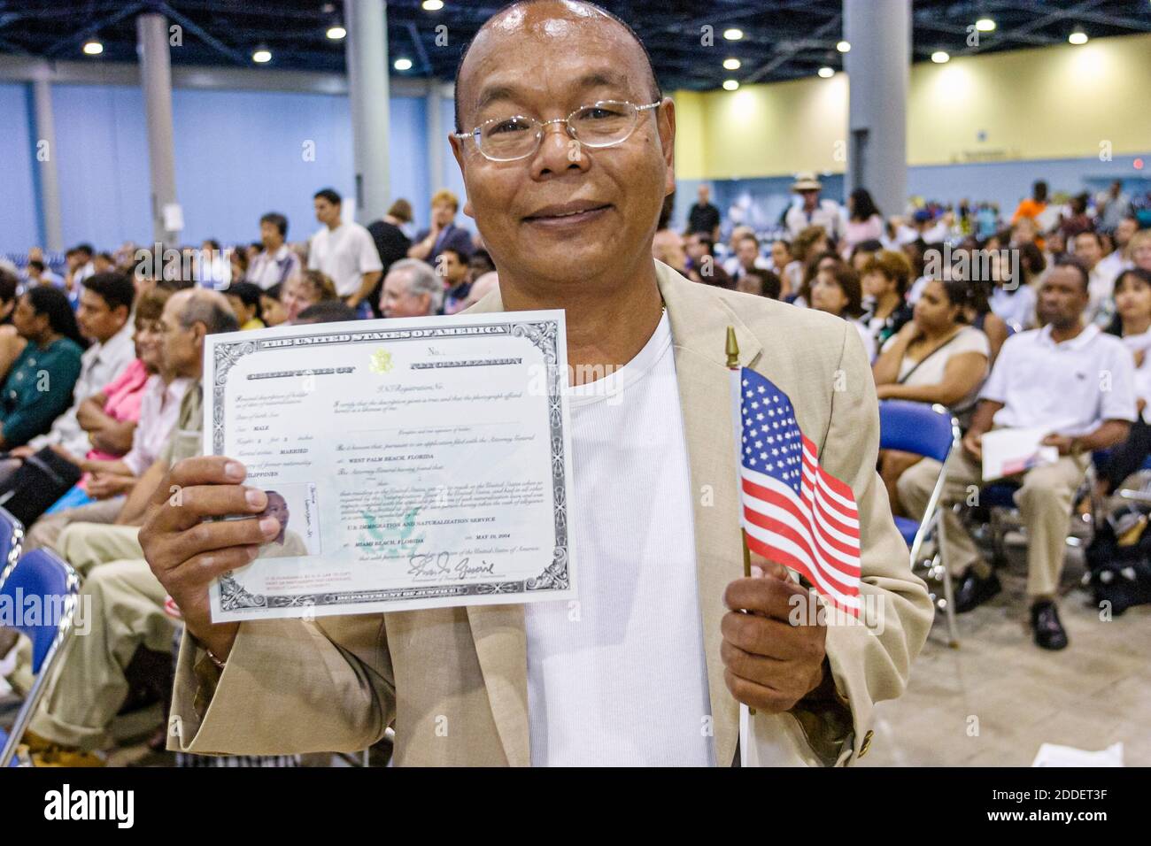 Florida,Miami Beach Convention Center,centre,cérémonie de naturalisation serment de citoyenneté gage Allegiance,immigrants homme asiatique nouveau citoyen,tenir holdi Banque D'Images