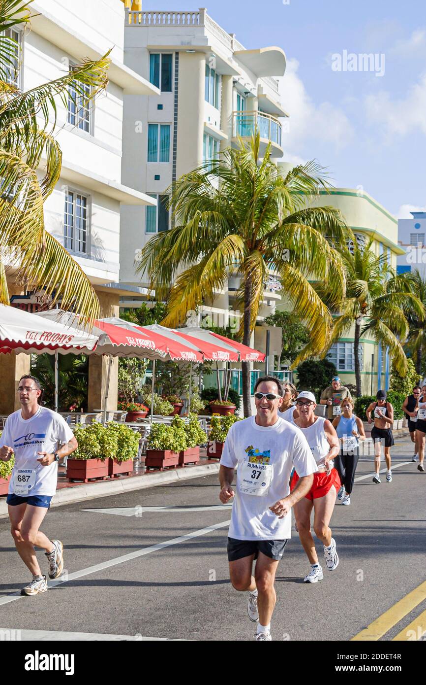 Miami Beach Florida,Crunch,Ocean Drive,5K Run,coureurs hommes femme charité  Photo Stock - Alamy