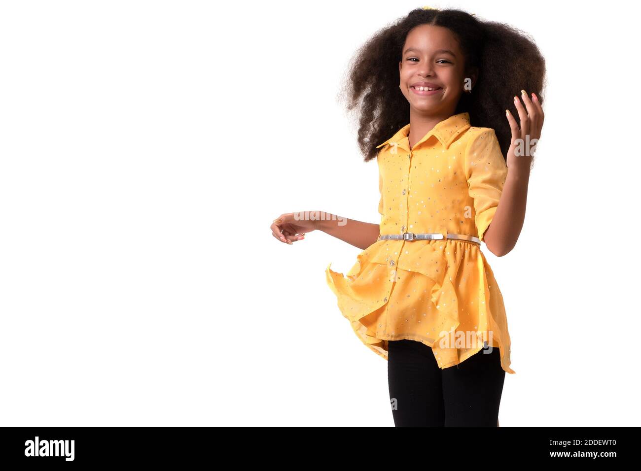 Petite fille multiraciale avec de beaux cheveux bouclés riant - isolé sur blanc Banque D'Images