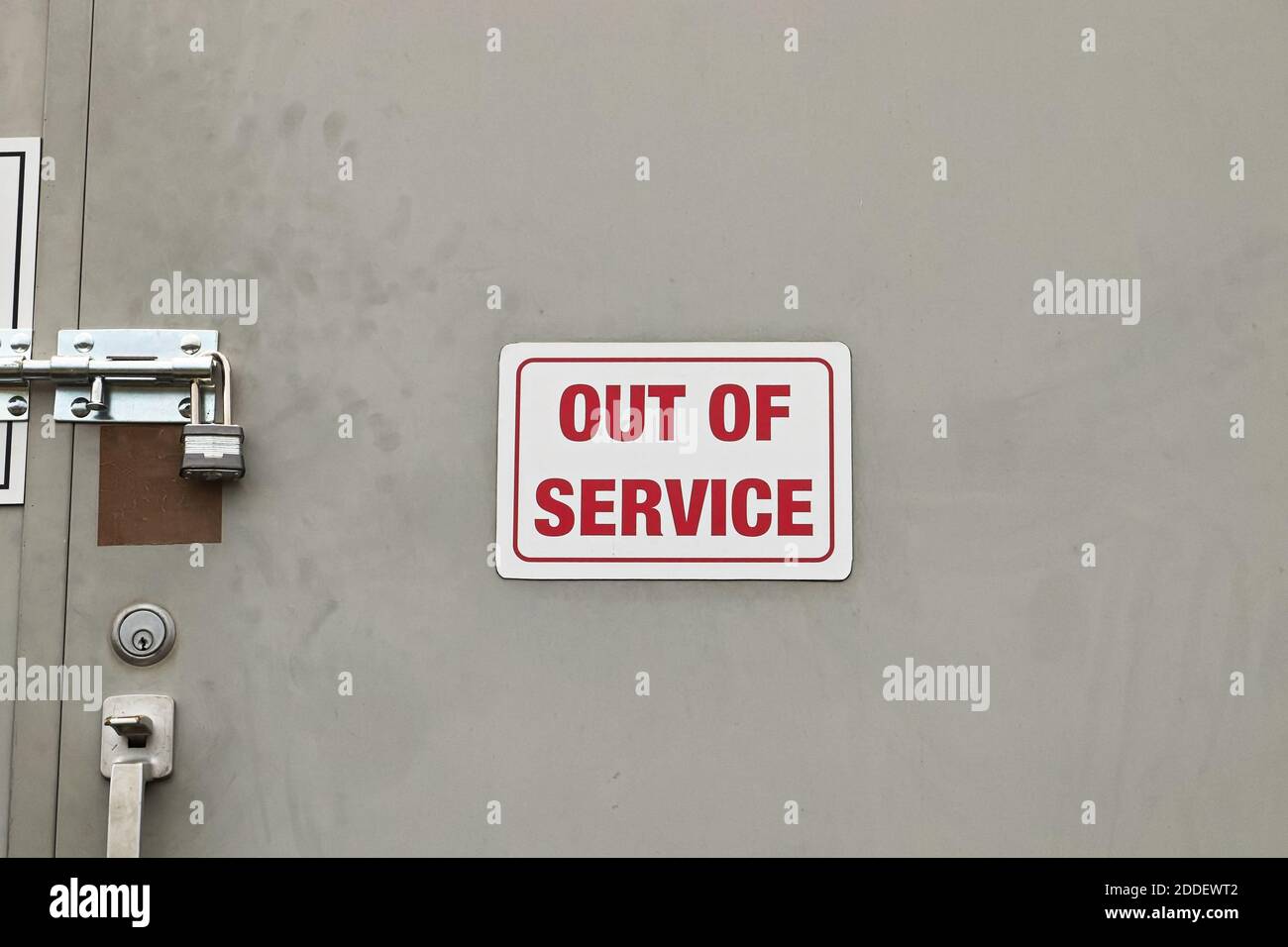Un panneau blanc hors service sur une porte verrouillée Photo Stock - Alamy