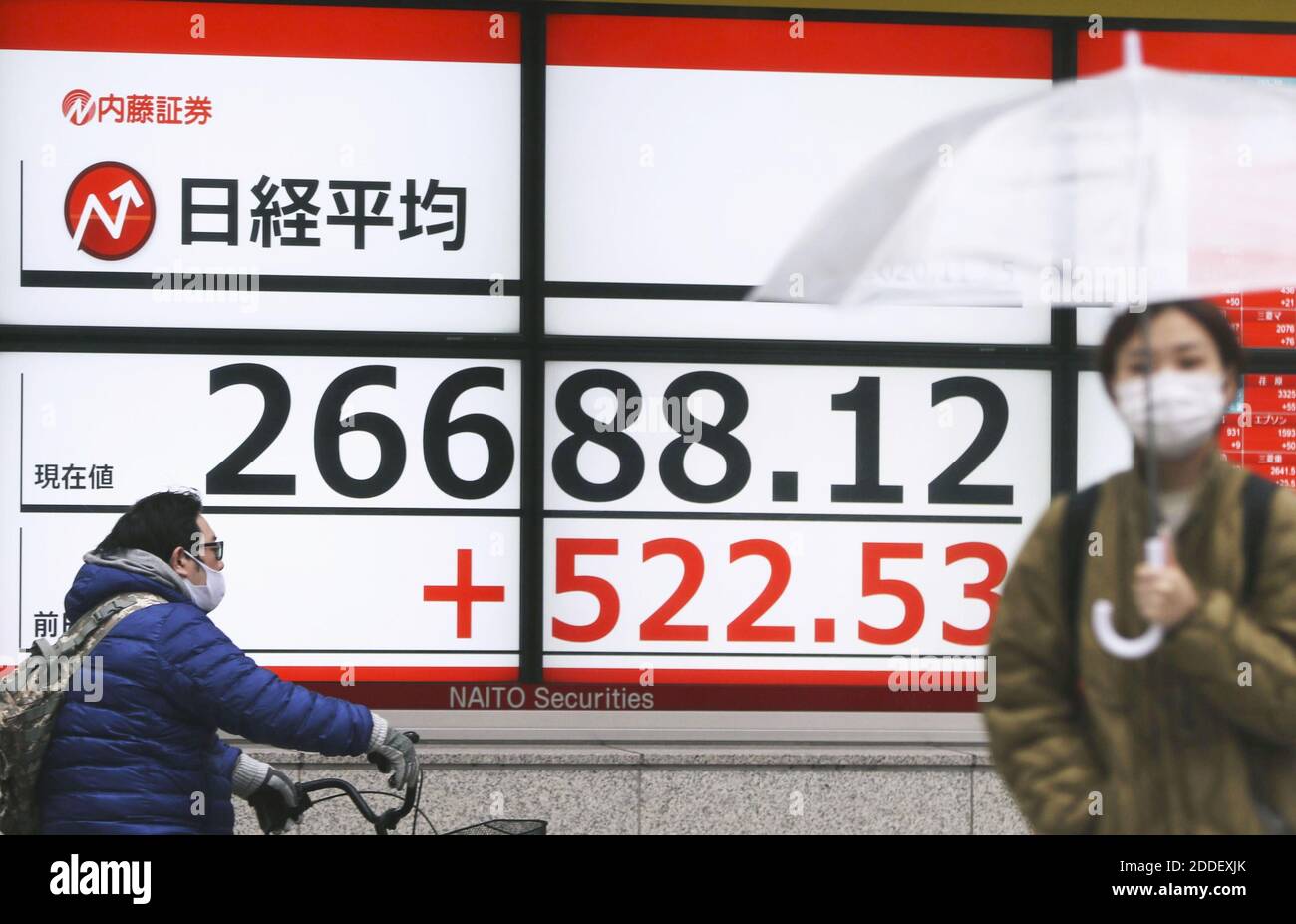 Un moniteur du marché boursier en bord de route à Tokyo montre que la moyenne des actions Nikkei en 225 a augmenté de plus de 500 points le matin du 25 novembre 2020, pour atteindre son plus haut niveau depuis avril 1991. (Kyodo)==Kyodo photo via crédit: Newscom/Alay Live News Banque D'Images