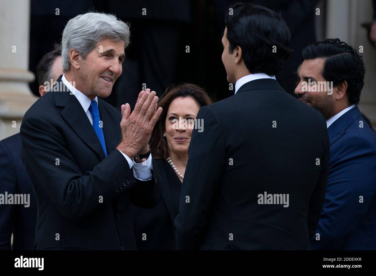 L’ancien secrétaire d’État américain John Kerry, à gauche, salue le boxeur ukrainien Wladimir Klitschko avant le service funèbre de feu le sénateur John McCain, républicain de l’Arizona, à la cathédrale nationale de Washington, DC, le 1er septembre 2018. Au centre se trouve le sénateur américain Kamala Harris (démocrate de Californie). Crédit: Alex Edelman / CNP / MediaPunch Banque D'Images