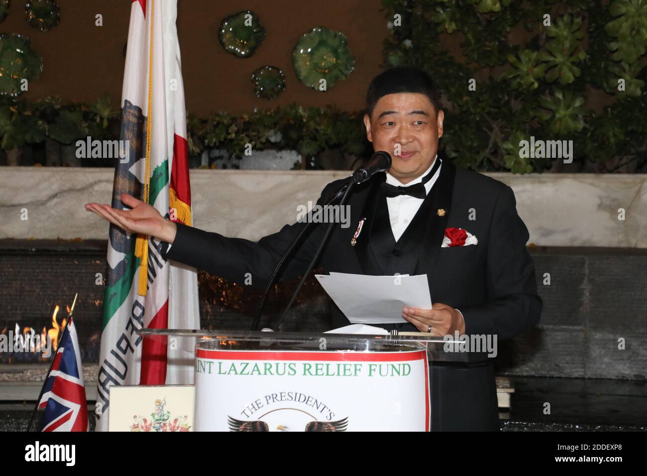 Los Angeles, Californie, CA. 22 novembre 2020. L'animateur de télévision Joey Zhou donne son discours d'acceptation à l'événement de la Royal Society of St. George California, la cérémonie officielle du Conseil du président sur le service et la participation civique, pour honorer Joey Zhou avec le Prix du président pour le service de bénévolat en or, Et lui présenter un membre honoraire de la Royal Society of St. George California au four Seasons Hotel Los Angeles à Beverly Hills à Los Angeles, Californie. Crédit: Sheri Determan Banque D'Images