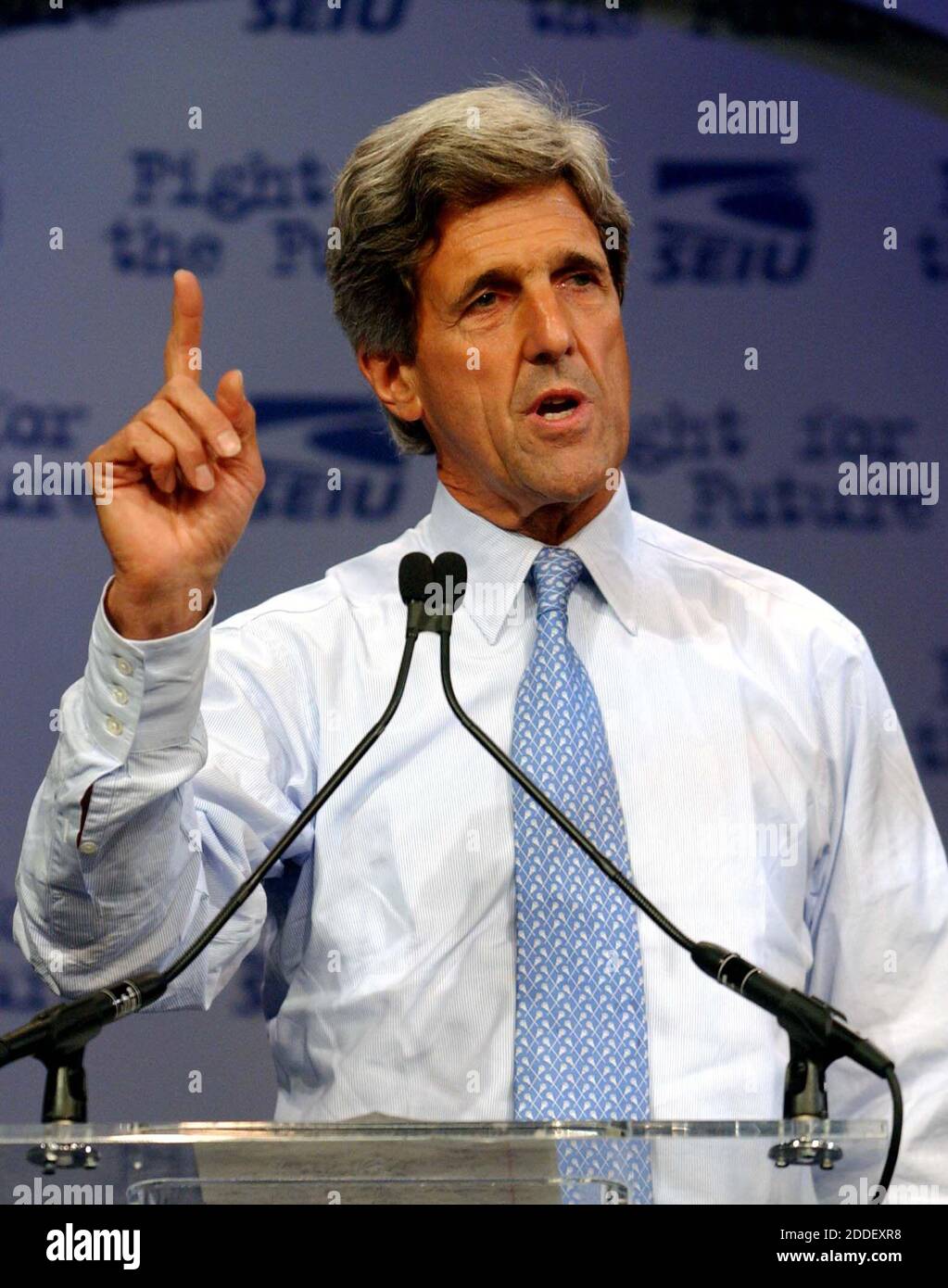 États-Unis le sénateur John Kerry (démocrate du Massachusetts) s'exprime à la Conférence d'action politique 2003 de l'Union internationale des employés de service à Washington, DC, le 8 septembre 2003. Dans ses remarques, le sénateur Kerry a critiqué la politique de l'administration Bush en Irak..Credit: Ron Sachs / CNP /MediaPunch Banque D'Images