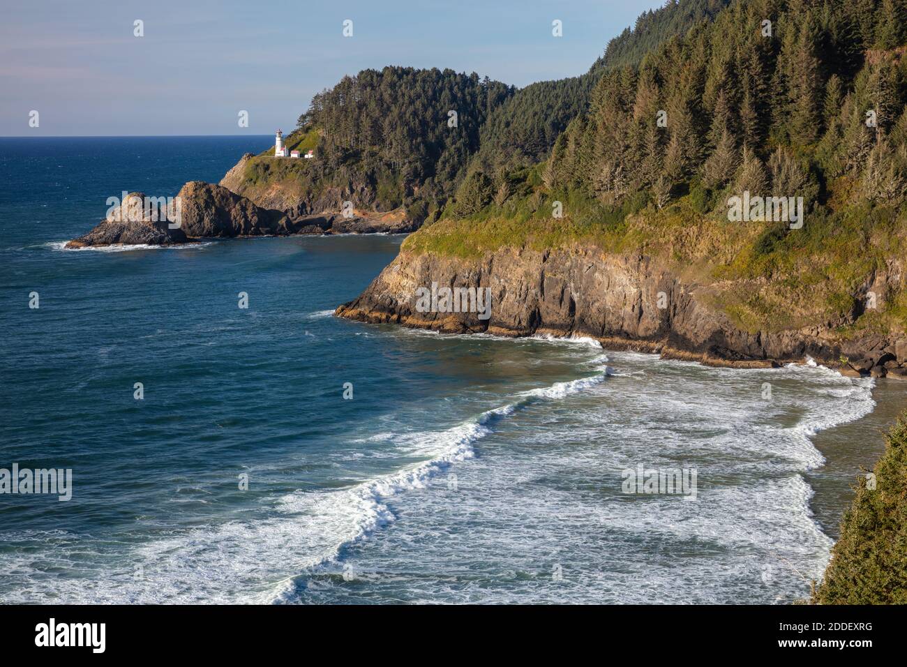 Heta Head Lighthouse sur une falaise surplombant l'océan Pacifique, Oregon Banque D'Images