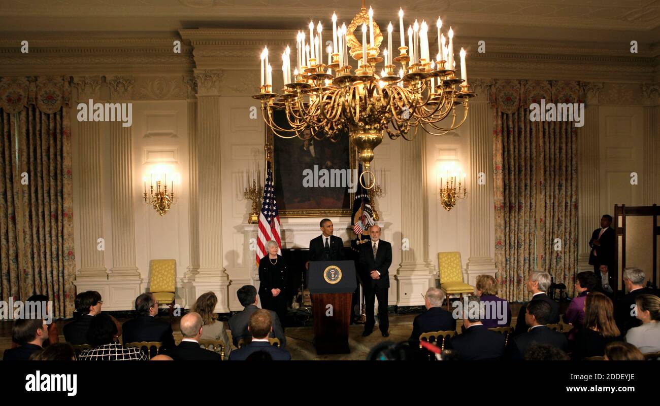 Le président des États-Unis Barack Obama (C) annonce son intention de nommer Janet Yellen (L) à la présidence du Conseil des gouverneurs du système de la Réserve fédérale pour remplacer l'actuel président DE LA FED Ben Bernanke (R) dans la salle à manger de l'État de la Maison Blanche à Washington DC, États-Unis, 09 octobre 2013. Dr. Yellen sera la première femme à diriger la banque centrale dans ses 100 ans d'histoire.Credit: Aude Guerrucci / Pool via CNP /MediaPunch Banque D'Images