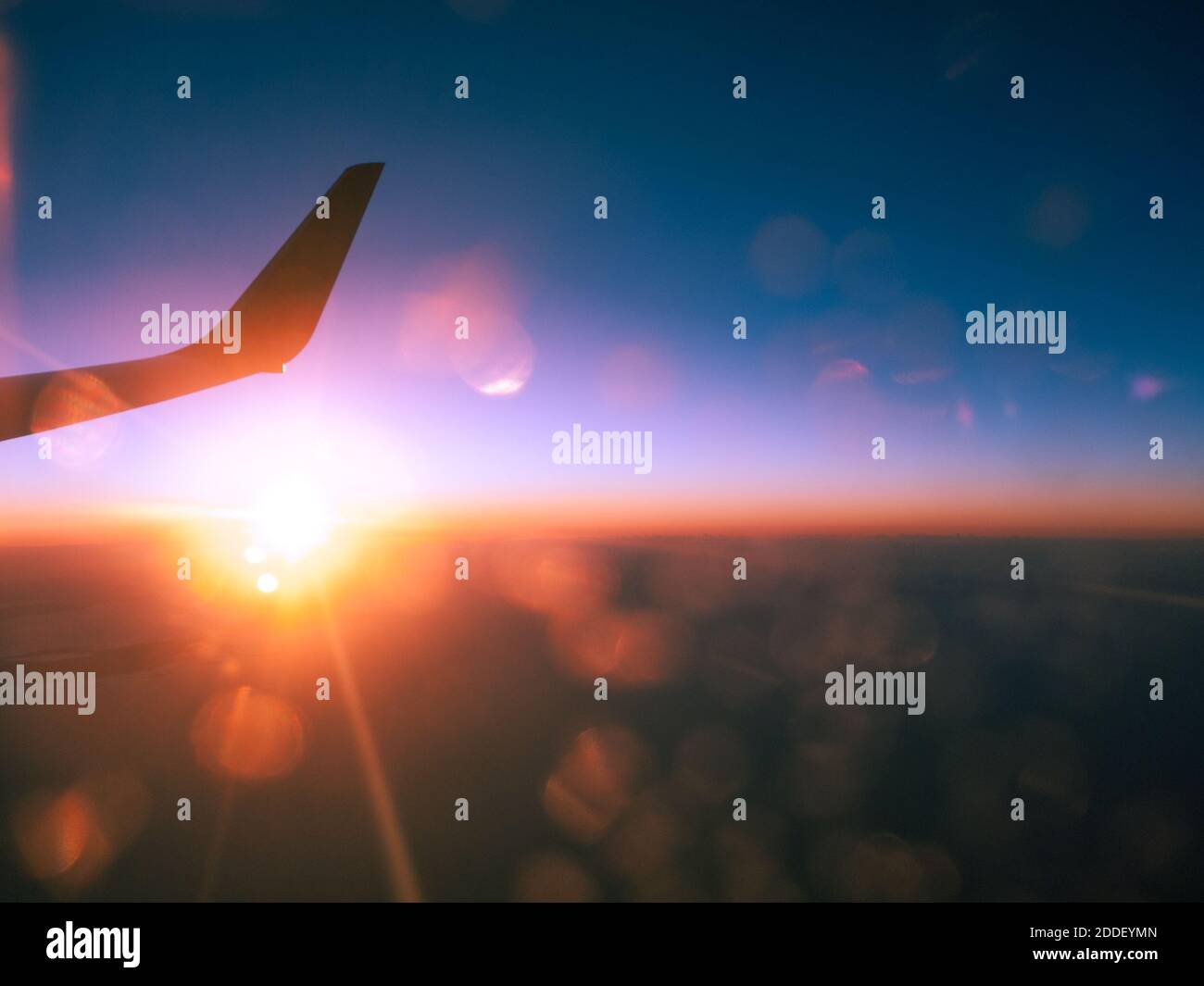 Winglet retournée à la fin d'une aile d'avion de charpente le soleil couchant est mis en évidence par un éclat lumineux et coloré Banque D'Images