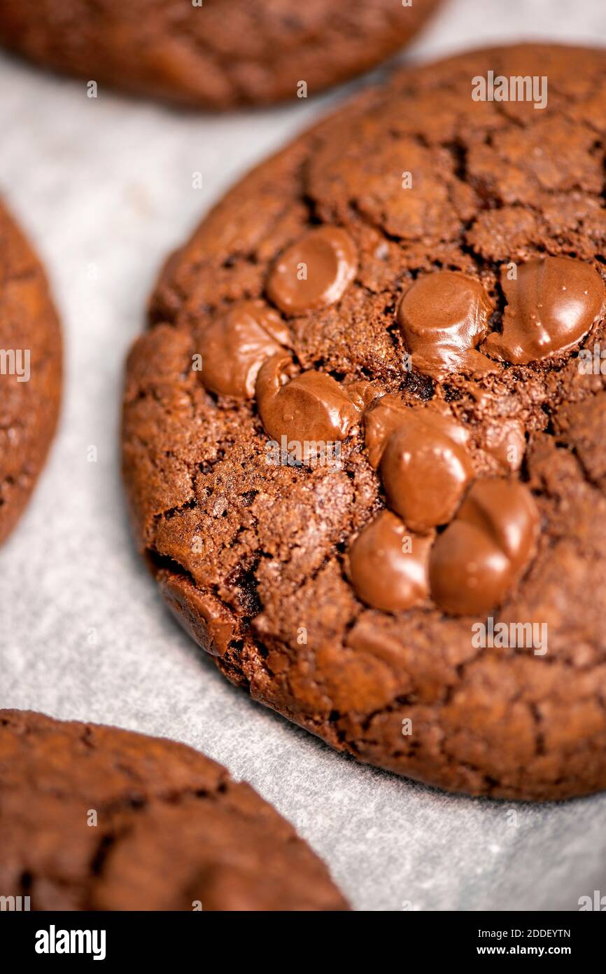 Biscuits aux pépites de chocolat classiques fraîchement cuits, cuisine de fond. Banque D'Images