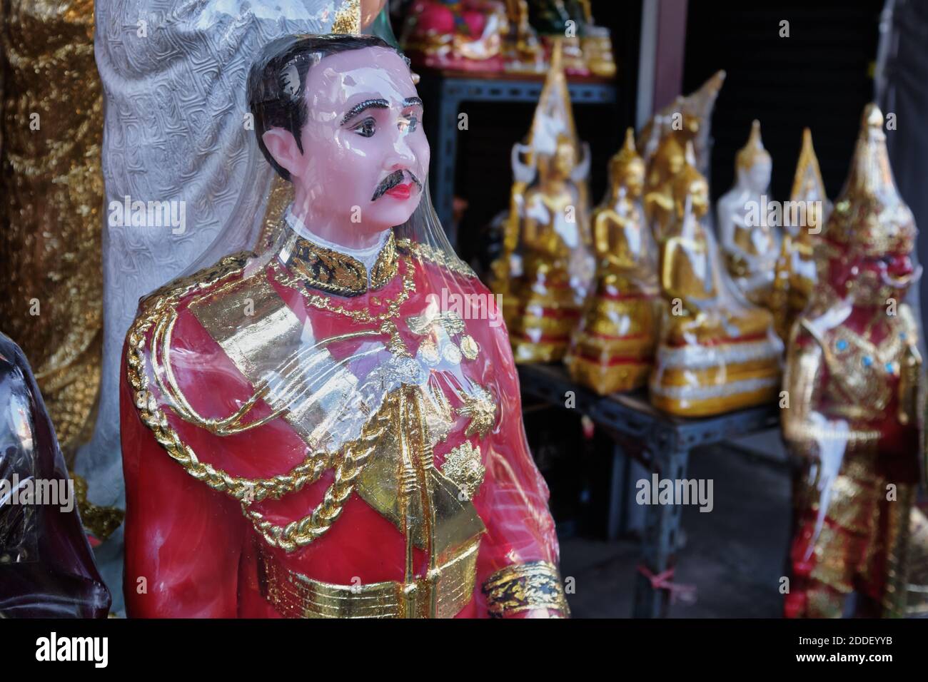 Une figure enveloppée de plastique du roi thaïlandais Chulalongkorn, Rama V., en vente sur un petit marché pour les objets rituels à Wat Ratchanatda, Bangkok, Thaïlande Banque D'Images