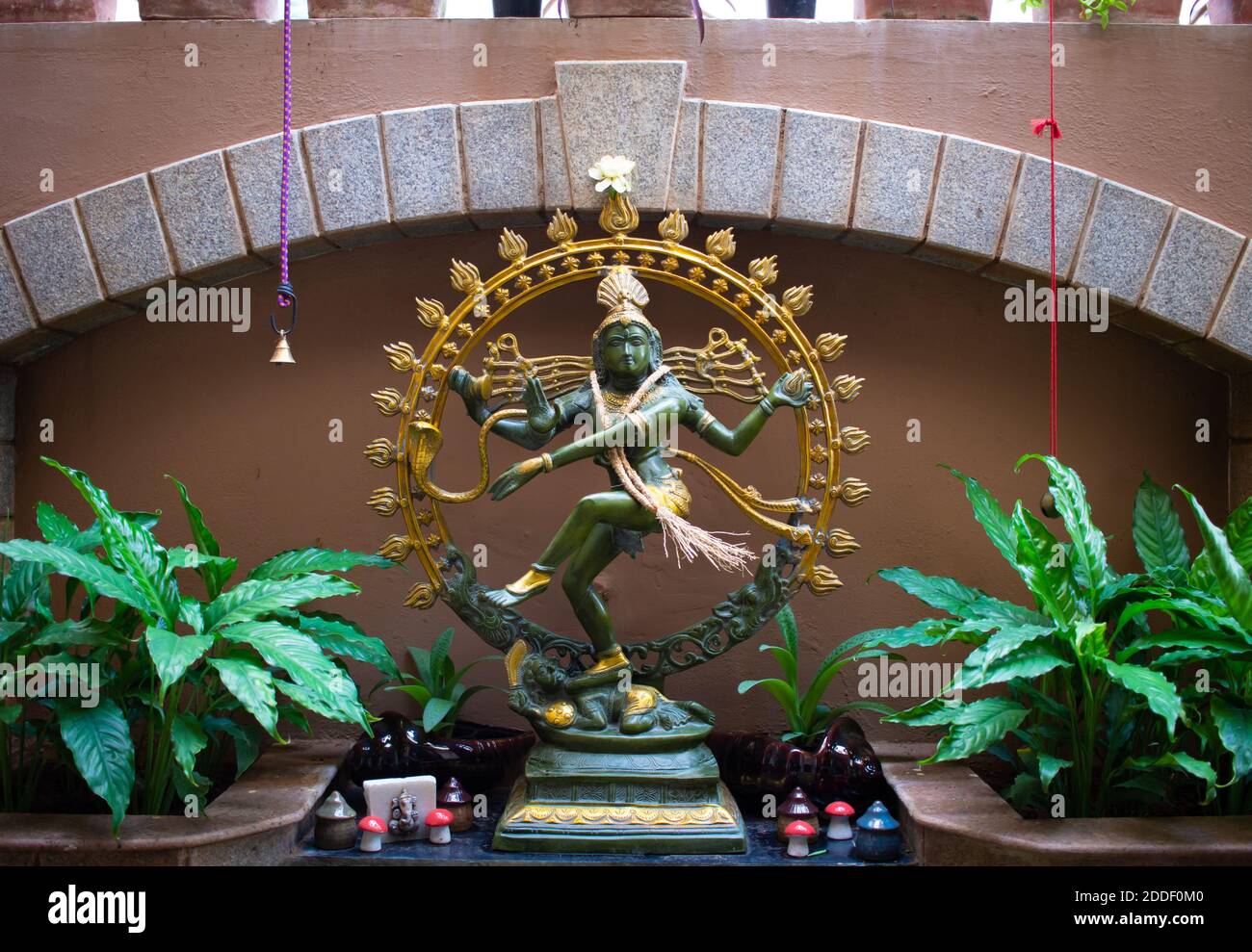 Belle Nataraja idol avec décoration naturelle Banque D'Images