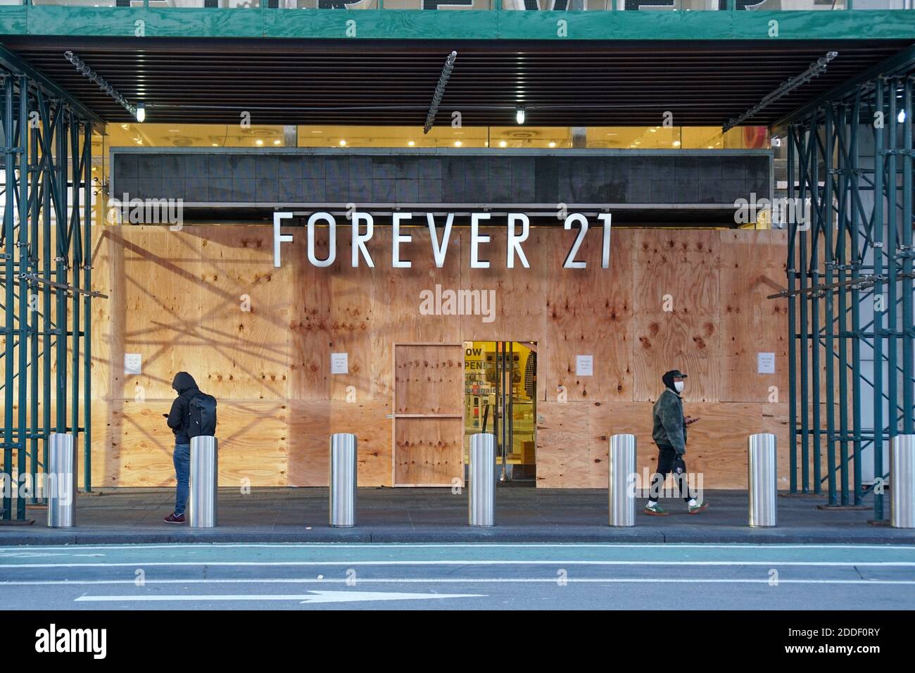 NEW YORK, NY - 2 NOVEMBRE : le magasin Forever 21 de Times Square est monté en avant en prévision du pillage en réponse aux résultats de l'élection présidentielle Banque D'Images
