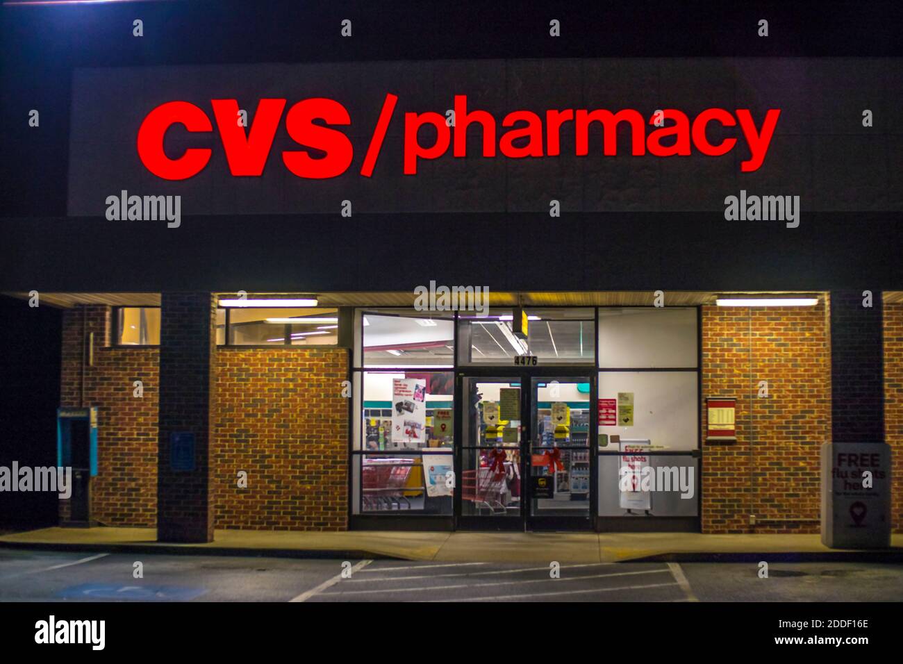 Augusta, GA USA - 11 22 20: CVS pharmacie magasin de détail la nuit Banque D'Images