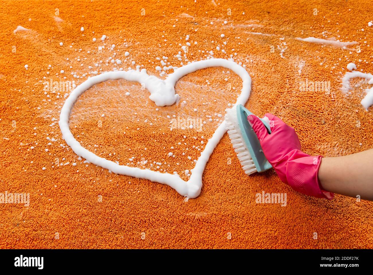 Femme nettoyage des mains taches sur le tapis avec une brosse dure.  Nettoyage de tapis orange. Concept de service de nettoyage de tapis Photo  Stock - Alamy