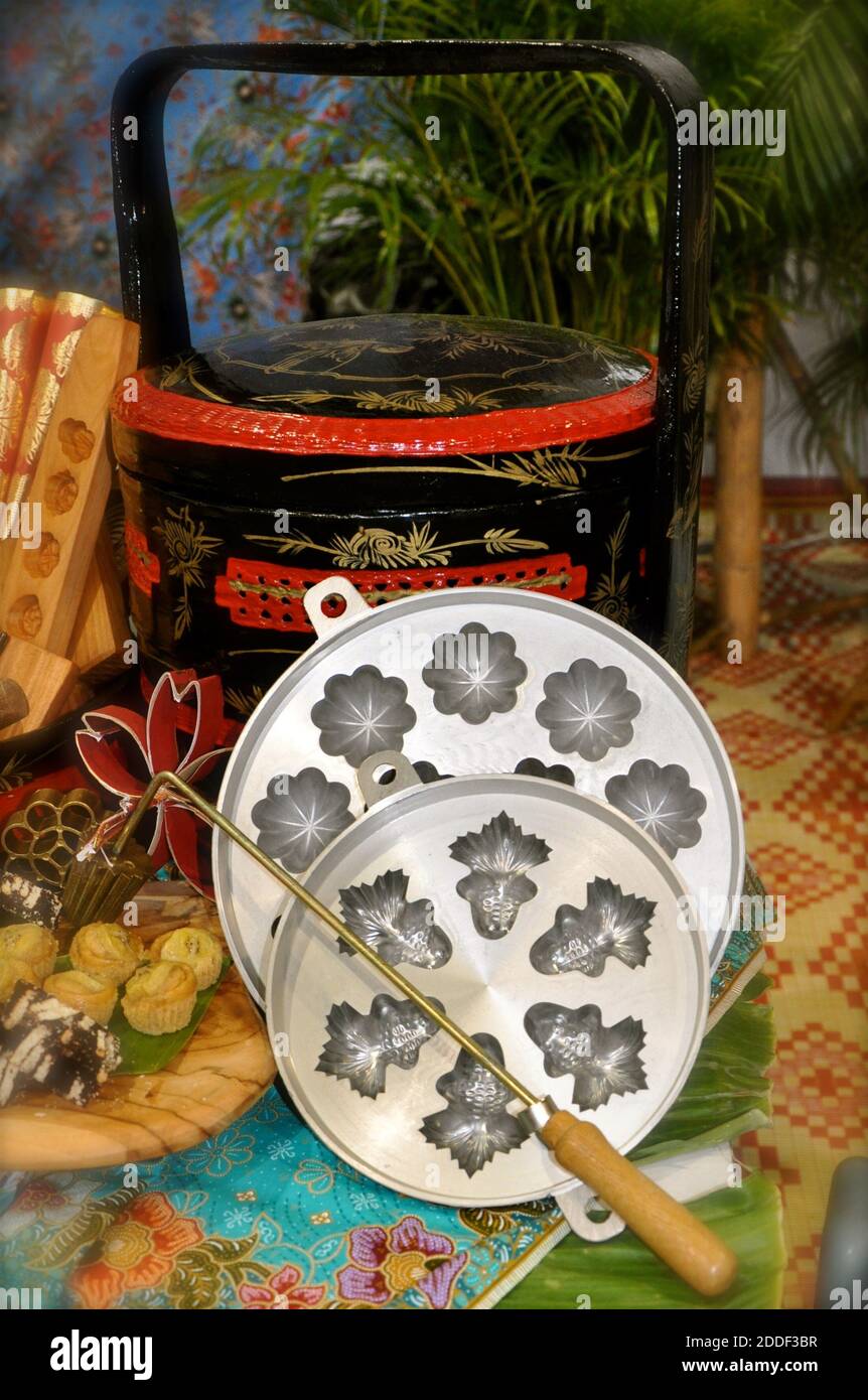 TITRE: Plateaux à gâteaux de lune chinoise DESCRIPTION: Un étalage d'outils et de décorations chinois traditionnels. Les plateaux argentés sont utilisés pour faire des gâteaux de lune Banque D'Images