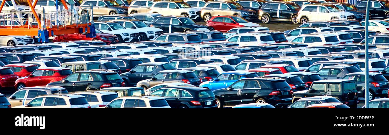 Brême, Allemagne, 16 janvier 2020 : un grand nombre de véhicules automobiles attendent dans le port pour être exportés de l'Allemagne vers l'étranger Banque D'Images
