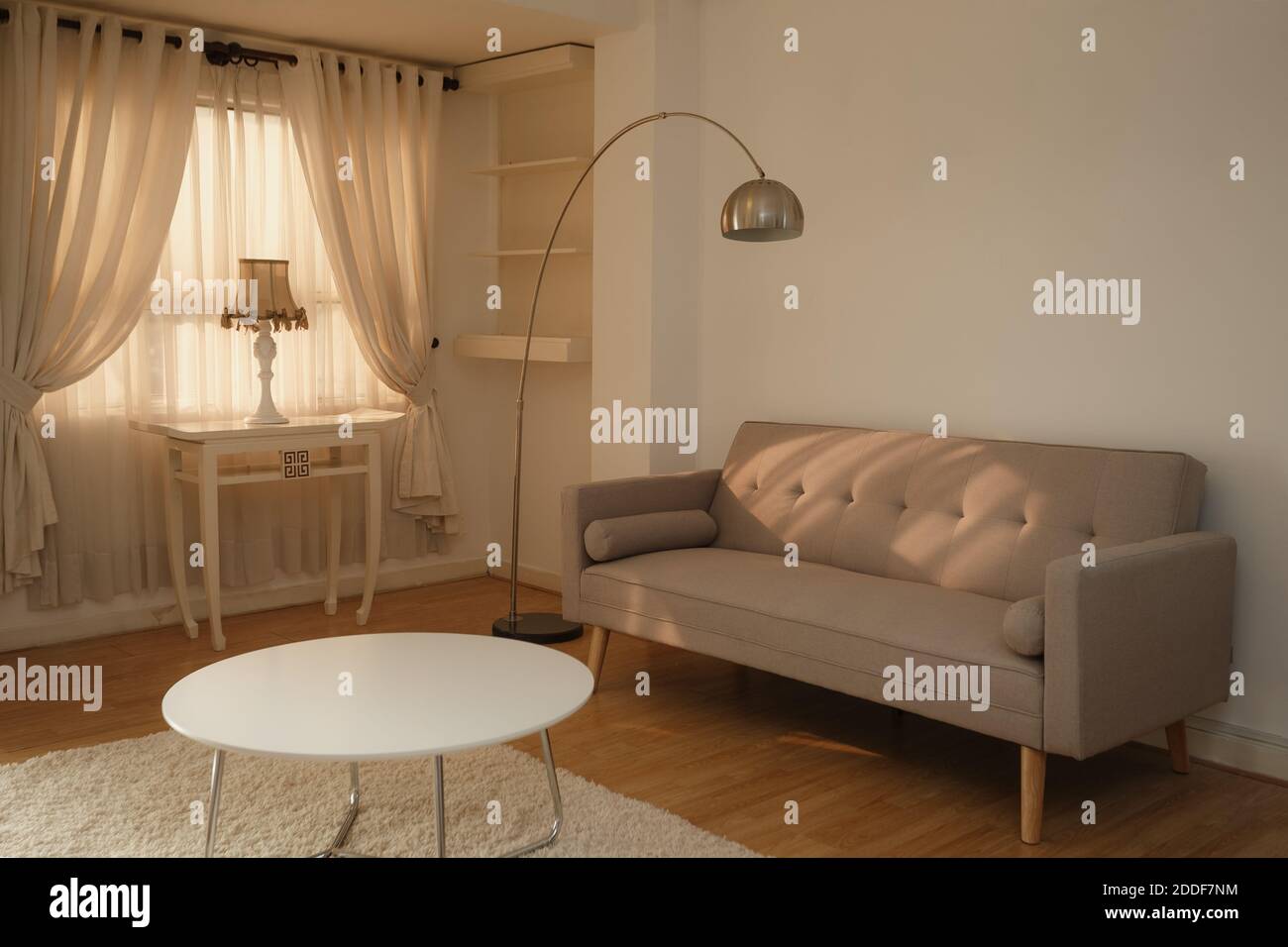 Magnifique salon moderne avec canapé et lampadaire Banque D'Images