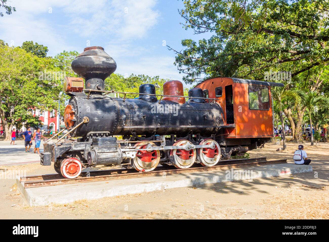 Une vieille locomotive exposée dans un parc à Iloilo City, aux Philippines Banque D'Images