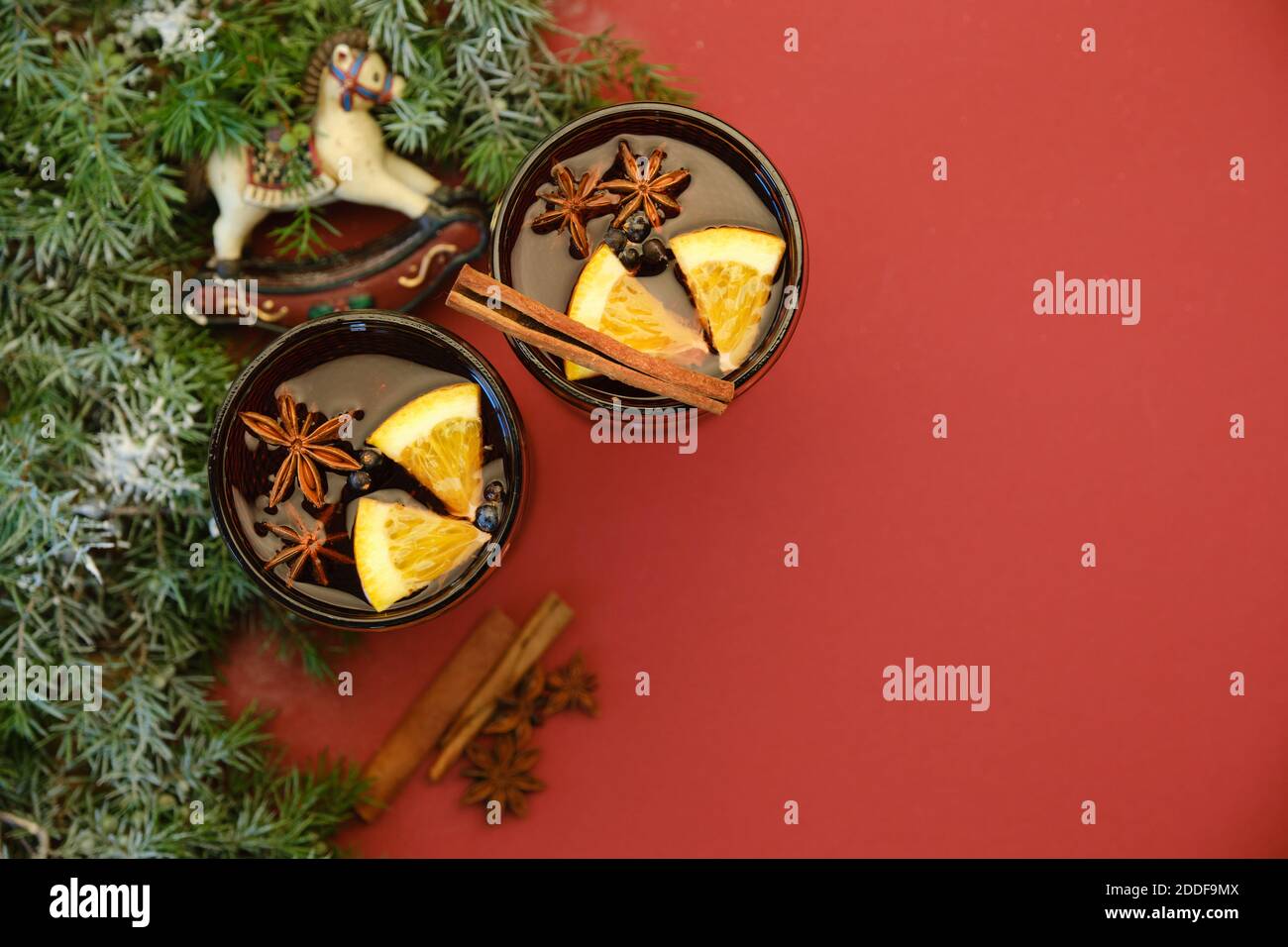Noël vin chaud chaud chaud au chaud pour l'hiver avec des épices et des tranches d'orange. Vin chaud rouge ou gluhwein Banque D'Images